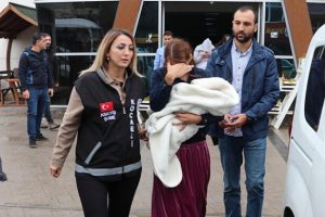 Girdikleri evden &ccedil;ocukların kumbaralarını &ccedil;aldılar!