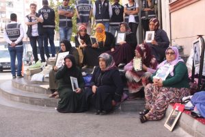 HDP &ouml;n&uuml;ndeki evlat n&ouml;betinde aile sayısı 54'e y&uuml;kseldi