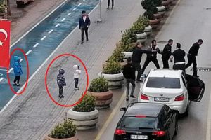 3 &ccedil;ocuğunun g&ouml;z&uuml; &ouml;n&uuml;nde darp edilmişti! 218 TL trafik cezası