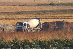 Ter&ouml;ristler kazdıkları t&uuml;nellere beton d&ouml;k&uuml;yor
