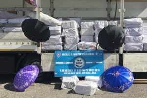 Kocaeli'de g&uuml;mr&uuml;k ka&ccedil;ağı şemsiye ele ge&ccedil;irildi