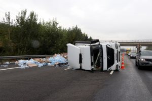 Devrilen su y&uuml;kl&uuml; TIR, TEM'de ulaşımı aksattı