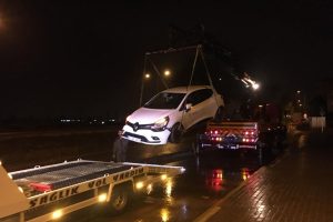 Bursa'da otomobil yan yola u&ccedil;tu