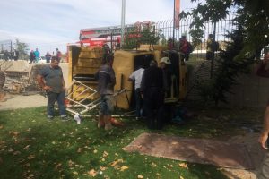 Otomobile &ccedil;arpan kamyon lunapark bah&ccedil;esine devrildi: 5 yaralı
