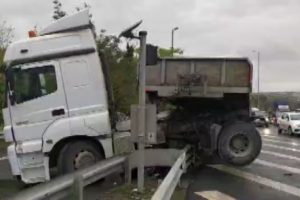 E-5 karayolunda tır bariyerlere &ccedil;aptı