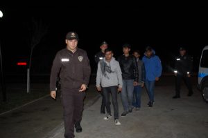 Polisin ş&uuml;phelendiği 4 yaya ka&ccedil;ak g&ouml;&ccedil;men &ccedil;ıktı