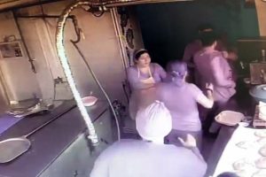 İş yerine sığınan kadını &ouml;l&uuml;mden kurtardı