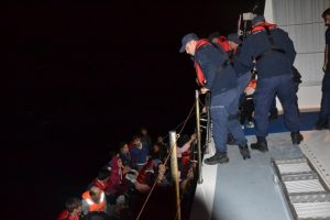 &Ccedil;anakkale'de 47 ka&ccedil;ak g&ouml;&ccedil;men yakalandı