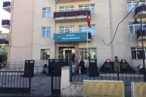 Şizofreni hastası zanlı, karakolda polis memurunu bı&ccedil;akladı