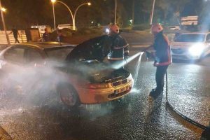 Seyir halindeki otomobil alev aldı