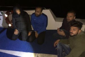 &Ccedil;eşme ve Dikili a&ccedil;ıklarında 201 ka&ccedil;ak ile 4 organizat&ouml;r yakalandı