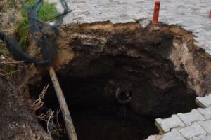 Yolda 8 metre derinliğinde &ccedil;ukur oluştu