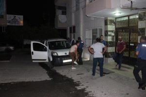 Kız kardeşinin evine camdan girmeye &ccedil;alıştı