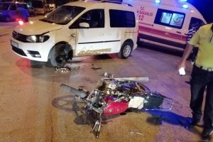 Hafif ticari araca &ccedil;arpan 16 yaşındaki motosikletli yaralandı