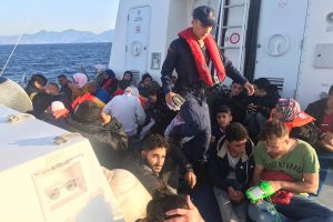 Tur teknesine turist gibi binen g&ouml;&ccedil;menler Yunanistan'a ka&ccedil;arken yakalandılar