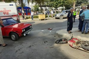 Otomobile &ccedil;arpan motosikletin s&uuml;r&uuml;c&uuml;s&uuml; &ouml;ld&uuml;