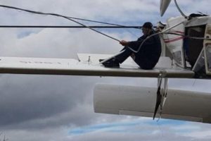 Elektrik tellerinde asılı kalan u&ccedil;ağın kanadında kurtarılmayı bekledi