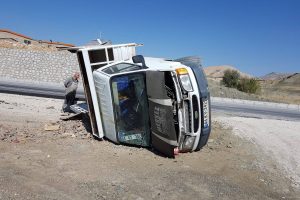 Minib&uuml;s ile kamyonet &ccedil;arpıştı