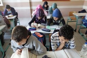 Bursa Keles'te öğrenciler Fetih suresi okuyarak dua etti