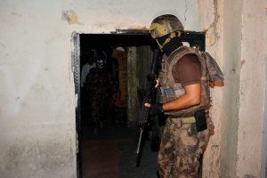 Cezaevi m&uuml;d&uuml;r&uuml; r&uuml;şvetten tutuklandı