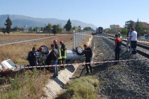 Yolcu treni otomobile &ccedil;arptı: 2 &ouml;l&uuml;, 1 yaralı