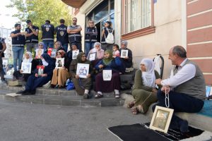 HDP &ouml;n&uuml;ndeki eylemde 41'inci g&uuml;n