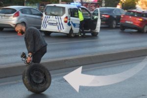 Kaza yaptı, aracının par&ccedil;alarını topladı