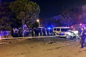 Alkoll&uuml; s&uuml;r&uuml;c&uuml;, ekip otosuna &ccedil;arptı: 2'si polis 3 yaralı