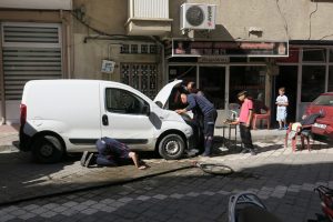 Hafif ticari aracın motoruna giren kediyi, itfaiye kurtardı