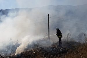 Antalya'da hafriyat ve sera atıklarının d&ouml;k&uuml;ld&uuml;ğ&uuml; alanda yangın