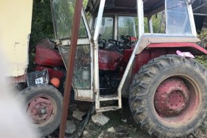 Bursa'da freni boşalan trakt&ouml;r evin duvarına &ccedil;arptı