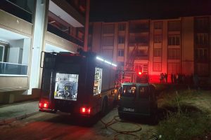 Sakarya'da 4 katlı binada yangın: 1 kişi dumandan etkilendi