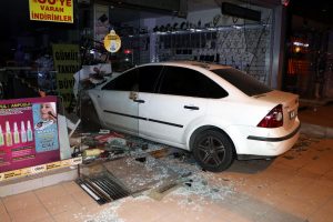 Kaza yapan otomobil, kozmetik d&uuml;kkanına daldı: 1 yaralı