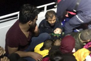 Ayvalık'ta d&uuml;zensiz g&ouml;&ccedil;menleri taşıyan tekne battı!