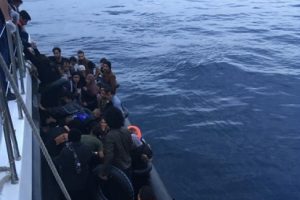 Edirne'de lastik botta 32 ka&ccedil;ak g&ouml;&ccedil;men yakalandı