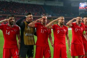 Emre Can ve İlkay G&uuml;ndoğan'dan 'asker selamı' a&ccedil;ıklaması