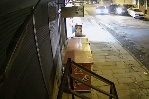 Kamyonet park halindeki ara&ccedil;lara &ccedil;arparak durdu