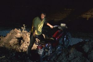 'Dur' ihtarına uymadı, motosikleti bırakıp ka&ccedil;tı