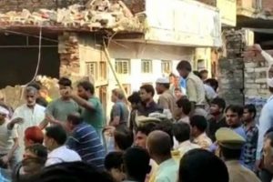 Hindistan'da iki katlı bina &ccedil;&ouml;kt&uuml;: &Ccedil;ok sayıda &ouml;l&uuml; var