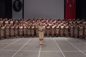 Bursa Nil&uuml;fer Kadın Korosu'ndan Mehmet&ccedil;ik i&ccedil;in marş