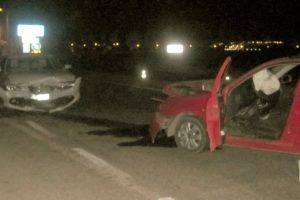 Kavşakta 2 otomobil kafa kafaya &ccedil;arpıştı