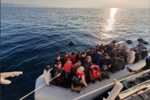 Kuşadası a&ccedil;ıklarında 93 ka&ccedil;ak g&ouml;&ccedil;men yakalandı