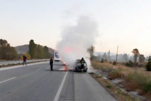 Alev alan otomobil k&uuml;l oldu