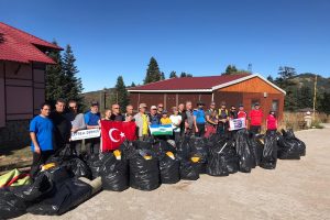 Bursa'da temizlik i&ccedil;in tırmandılar