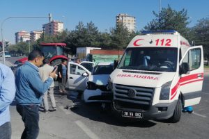 Hasta taşıyan ambulansa otomobil &ccedil;arptı