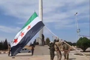 Tel Abyad merkezine Suriye Milli Ordusu bayrağı &ccedil;ekildi