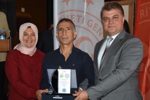 İbrahim &Ccedil;olak'ın &ouml;d&uuml;l&uuml; annesi ve babasına