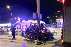 Aydınlatma direğine &ccedil;arpan otomobildeki 3 arkadaş &ouml;ld&uuml;