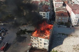 4 katlı binanın &ccedil;atısında yangın!