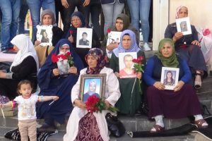 HDP &ouml;n&uuml;ndeki ailelerin evlat n&ouml;beti 42'nci g&uuml;n&uuml;nde